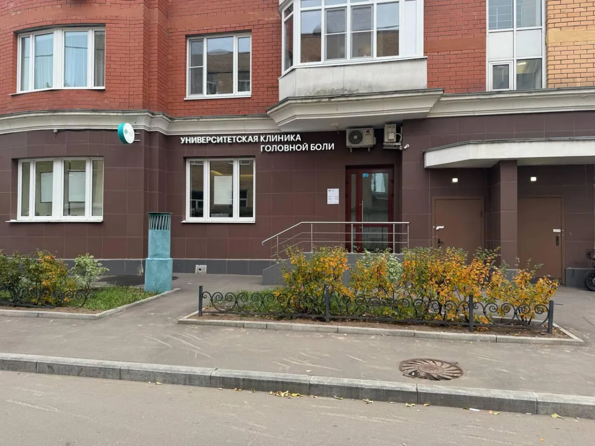 Наше крыльцо – следующее после входа в художественную школу, стеклянная дверь с лестницей и табличкой