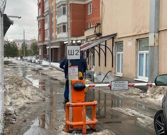 Перейдите улицу Люсиновская и пройдите по ходу движения мимо офисного здания НИИ Молочной промышленности. После него вы увидите шлагбаум