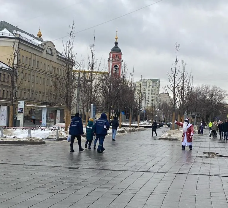 Пойти от метро направо вдоль улицы