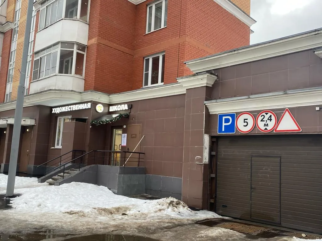 Входите через шлагбаум во двор. С правой стороны будет многоэтажный жилой дом. Ориентир - вывеска «Художественная школа»