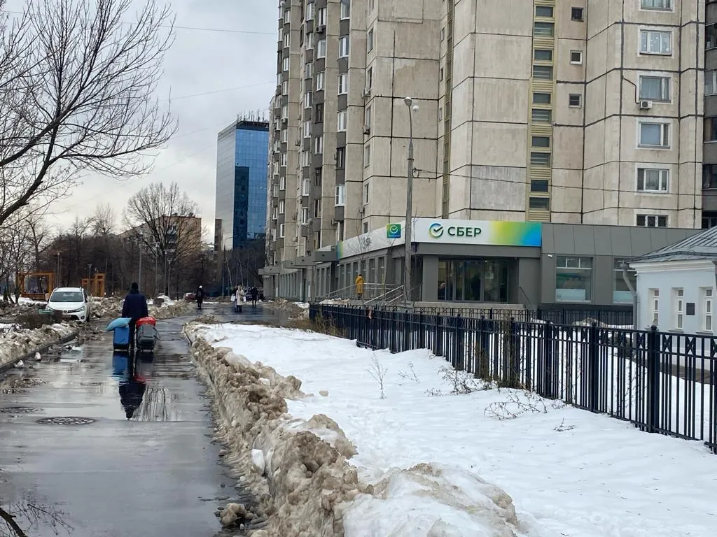 Через 5 минут вы окажетесь у дома, на углу которого находится Сбербанк