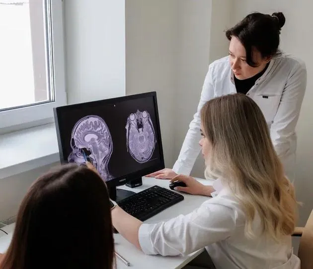 Тошнота и рвота при мигрени: как облегчить приступ и когда нужно к врачу