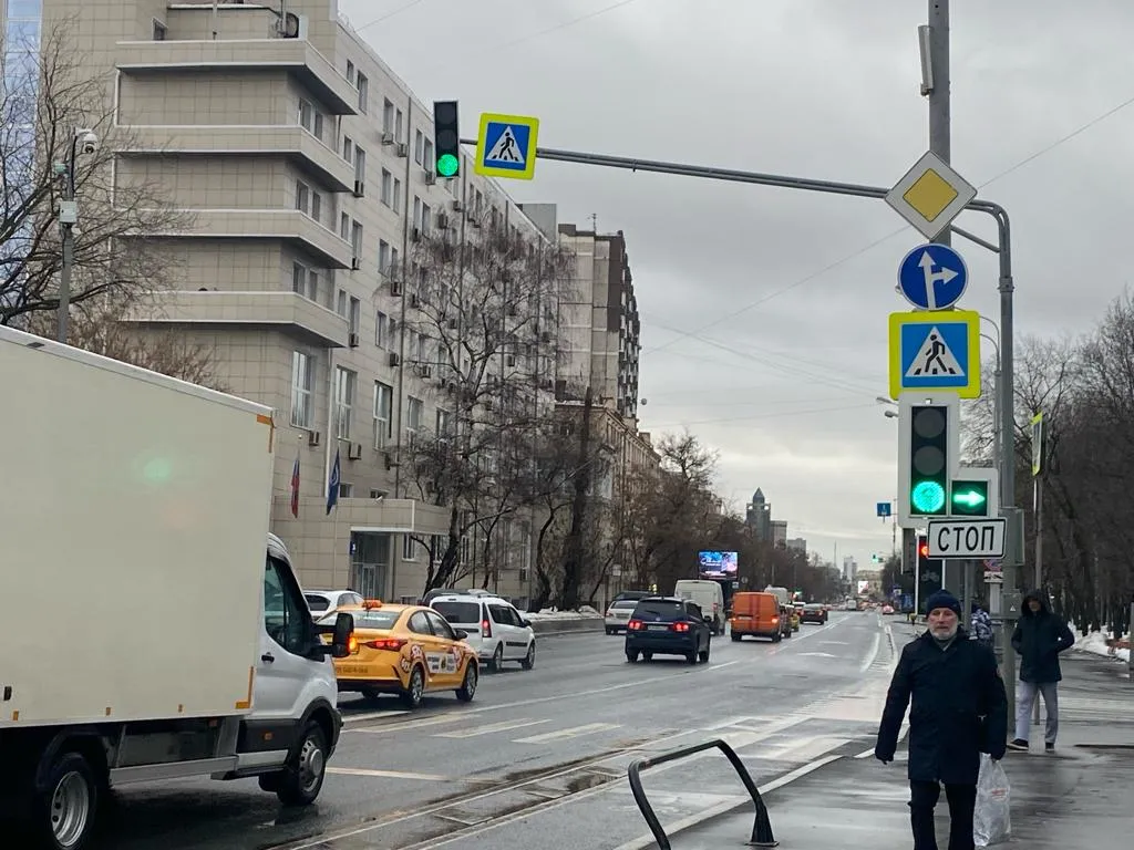 Пройдите по диагонали через аллею до проезжей части улицы Люсиновская – вам нужен светофор с пешеходным переходом на противоположную сторону