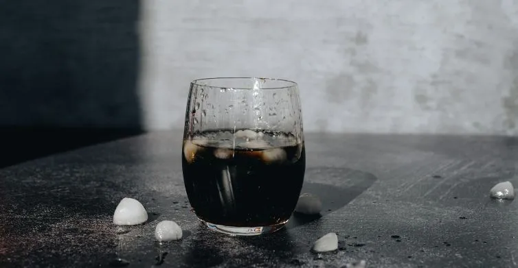 Кола, соль и тазик с теплой водой: работают ли при головной боли популярные советы из соцсетей