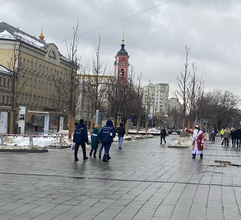Пойти от метро направо вдоль улицы
