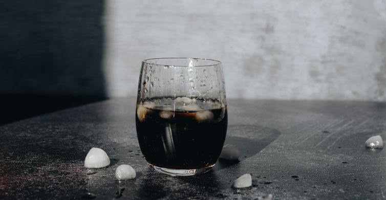 Кола, соль и тазик с теплой водой: работают ли при головной боли популярные советы из соцсетей